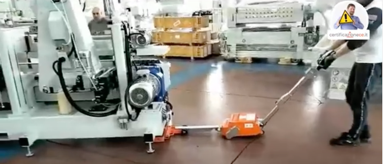 Esempio di movimentazione macchina con rulliera sterzante e carrelli fissi a pochi centimetri dal suolo. | Certificazionece